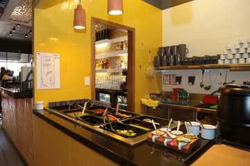Barra de servicio y guarniciones en La Penitencia Restaurante